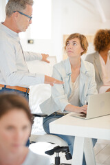 Obraz premium Office workers talking at desk