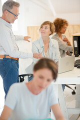 Obraz premium Office workers talking at desk