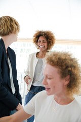 Obraz premium Women talking and smiling in office