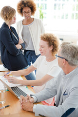 Obraz premium Office workers talking at meeting