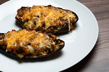 Plato con berenjenas rellenas al horno.