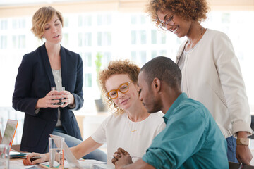 Obraz premium Office workers talking and smiling at desk