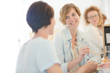 Obraz premium Office workers having lunch together