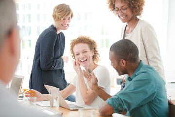 Obraz premium Office workers talking and smiling at meeting
