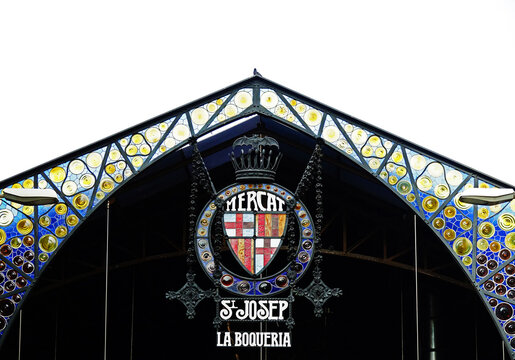 Fachada del mercado de la Boquer&iacute;a, o Mercat St Josep en Barcelona, Espa&ntilde;a