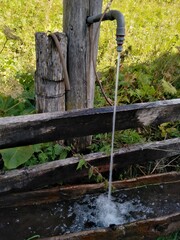 water flowing into the garden vieux robinet d'eau métallique et bassin en bois