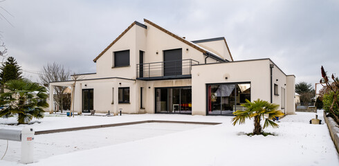 jolie maison moderne sous la neige