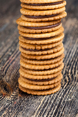 round cookies with chocolate filling