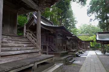 弥彦神社の慶田尾に並ぶ摂社と末社／日本新潟県西蒲原郡