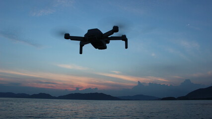 ドローン シルエットと青い空
