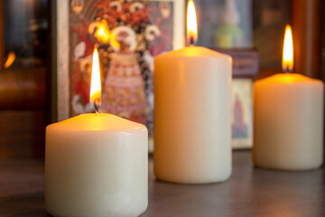 Fototapeta na wymiar Many burning celebratory candles on a dark background