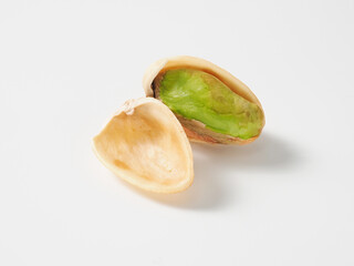 ピスタチオの実を白背景で