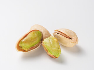 ピスタチオの実を白背景で