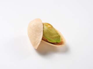 ピスタチオの実を白背景で