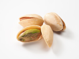 ピスタチオの実を白背景で
