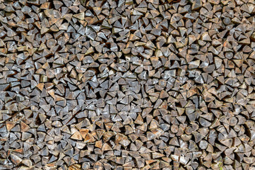 Großer getrockneter Stapel mit Brennholz als Hintergrund oder Textur