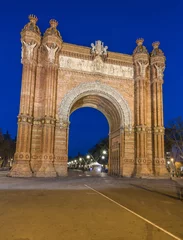 Foto op Plexiglas Triumph Arch in Barcelona at dusk © Fyle