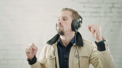 Naklejka premium Man listening to music on earphone while dancing