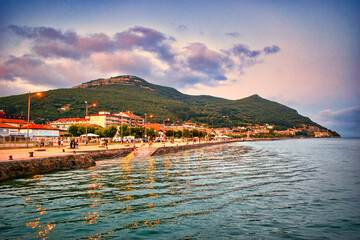 Fototapeta premium Paseo marítimo de la villa de Santoña en Cantabria al atardecer, España