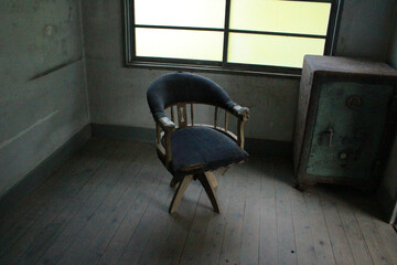 寂れた雰囲気の椅子