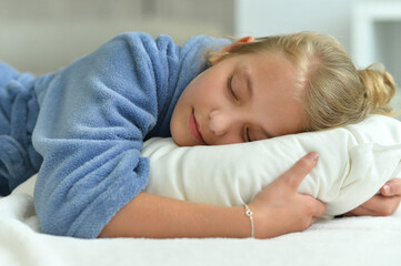 Obraz na płótnie Canvas Portrait of cute little girl sleeping in bed
