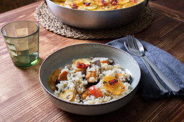 riso patate e cozze  in piatto di ceramica
