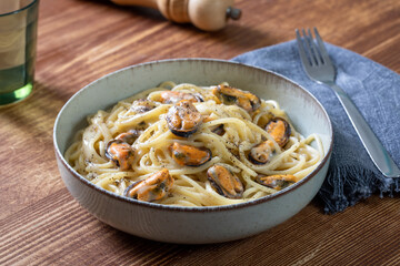 spagheti con cozze formaggio e pepe