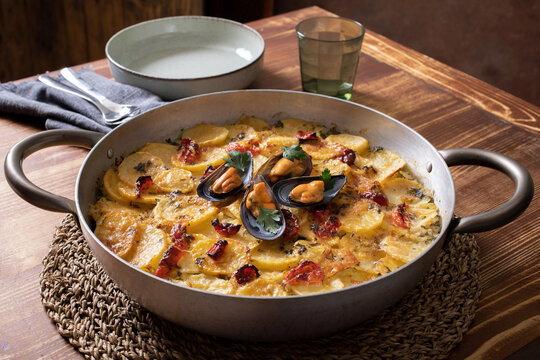 riso patate e cozze  in tegame di metallo