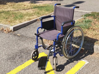 Fototapeta na wymiar sSedia a rotelle, Wheel chair 