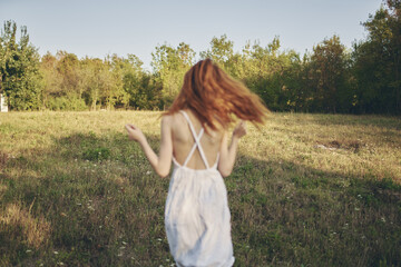 Fototapeta na wymiar woman in white dress Walk in the field rest greens