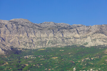 Góry Biokovo w Chorwacji w rejonie Makarskiej, skały i pas zieleni, krajobraz górski widziany od...
