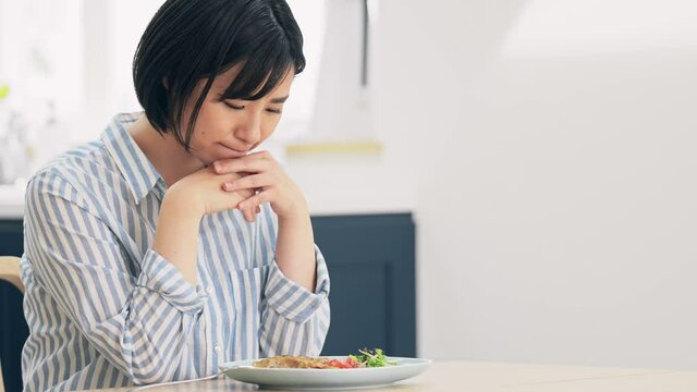 料理を見て困っている女性