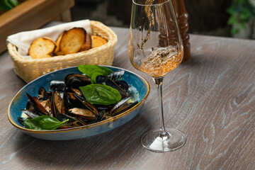Mussels in a creamy sauce with croutons and a glass of wine