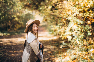 Obraz premium Young woman in park