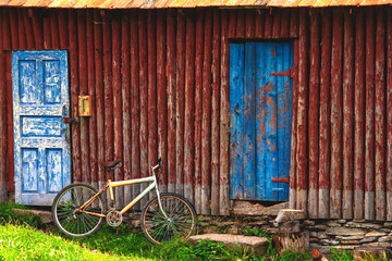 Fototapeta na wymiar mountain bike in the Ukrainian village. typical village in the Ukrainian carpathians. old mountain bike