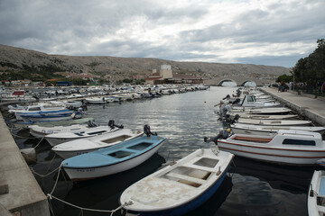 Fototapeta na wymiar przystań dla jachtów na wyspie Pag, Chorwacja