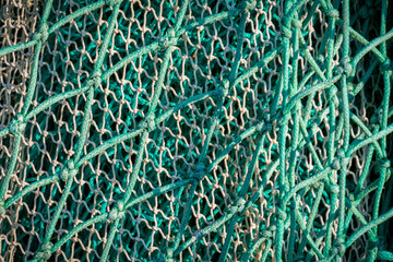 ein grünes grobmaschiges Fischernetz  