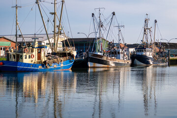drei Fischerboote im Hafen an der Nordseek&uuml;ste