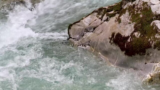 rauschender sommerlicher Gebirgsbach, Ramsauer Ache im Zauberwald, Hintersee