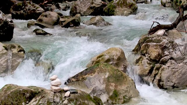 rauschender sommerlicher Gebirgsbach, Ramsauer Ache im Zauberwald, Hintersee