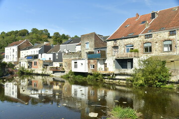 L'architecture archaïque des arrières maisons se reflétant dans les eaux de la Vesdre à Dolhain (Limbourg)