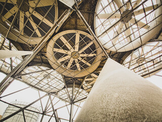 Montaje industrial de ventiladores en un sistema de condensador enfriamiento