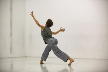 two dancers improvise in contact Contemporary dance performing