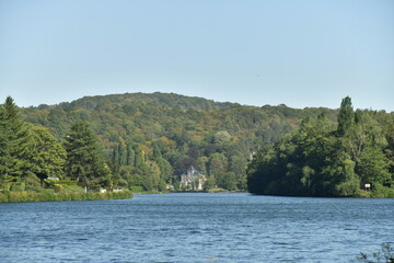 La Meuse vers le château de Lustin à Profondeville 
