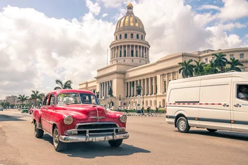Papier Peint photo autocollant Havana red car in front of a building