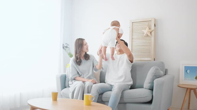 赤ちゃんをあやす両親