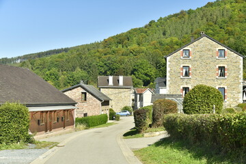 Fototapeta na wymiar Une rue typique à flanc de montagne au village de Coo en Haute Belgique