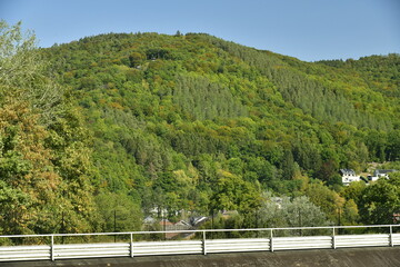 Montagne entièrement boisée dominant la vallée de l'Emblève dans la région de Coo et Trois-Ponts en Haute Belgique