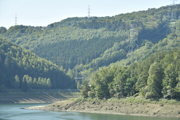 Niveau du lac inférieur de la centrale hydroélectrique de Coo très bas à cause de la sécheresse de l'été passé dans l'ancien méandre de l'Emblève en Haute Belgique - obrazy, fototapety, plakaty