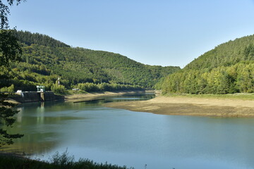 Le lac inférieur de la centrale hydroélectrique de Coo occupant l'ancien méandre de l'Emblève aux rives parfois abruptes dans un paysage sauvage en Haute Belgique